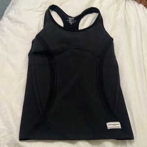 The giving movement workout tank black